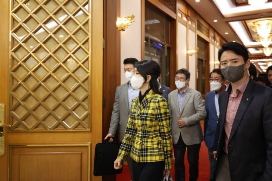 김건희 여사가 지난달 22일 청와대  대정원 야외무대에서 열린 청와대 국민개방기념 특별기획 KBS 열린음악회가 끝난 뒤 청와대 본관을 둘러보고 있다. 대통령실 제공